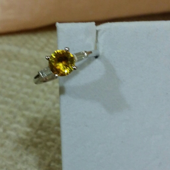 1.50 Carat Yellow Round Cut Gen Sapphire. - Picture 2 of 4